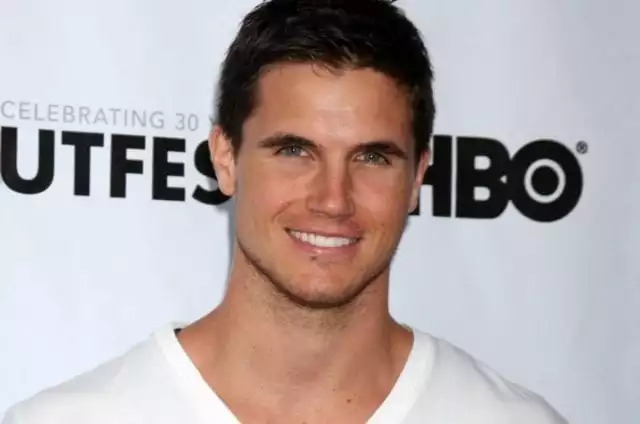 Robbie Amell – Bio, Age, Height, Wife, Brother, Sister, Net Worth, Gay ...