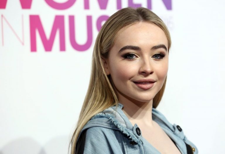 Sabrina Carpenter Age, Height, Feet, Boyfriend, Sister, Parents, Wiki